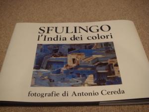 Bild des Verkufers fr Sfulingo. L'India dei colori (1st Edition 1988 Thiene Hardback) zum Verkauf von 84 Charing Cross Road Books, IOBA