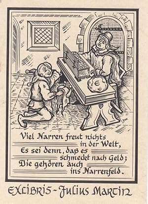 Bild des Verkufers fr Exlibris Julius Martin. - Abgebildet: ein an einem Tisch sitzender Mann mit offener Geldkasse und einem Geldbeutel (trgt EUR Zeichen) auf dem Tisch, davor kniend ein Narr, darunter folgender Text: Viel Narren freut nichts in der Welt, Es sei denn, da es schmeckt nach Geld; Die gehren auch ins Narrenfeld." - Nach einem Holzschnitt von Sebastian Brant ' Narrenschiff ' , Tuschezeichnung op 53. zum Verkauf von Antiquariat Carl Wegner