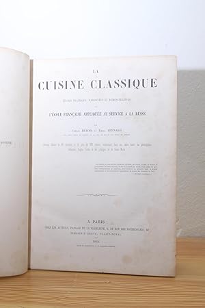 Image du vendeur pour La cuisine classique, tudes pratiques, raisonnes et dmonstratives de l'cole franaise applique au service  la russe. Ouvrage, illustr de 60 planches et de plus de 300 dessins, embrassant dans son cadre toutes les prescriptions culinaires, d'aprs l'ordre et les principes de la haute cole. mis en vente par Thulin&Ohlson AntiqBookseller Since 1918