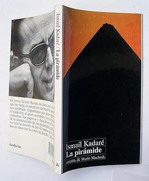 Imagen del vendedor de La Pirmide a la venta por La Social. Galera y Libros