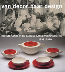 Seller image for Van decor naar design. Kunstenaars in de Goudse Aardewerkindustrie 1898 - 1940. for sale by Frans Melk Antiquariaat
