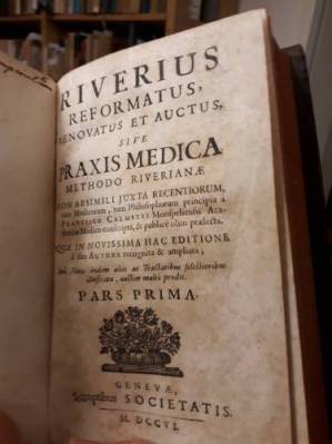 Bild des Verkufers fr Riverius Reformatus, Renovatur et Auctus, sive Praxis Medica Methodo Riverianae. Non absimili Juxta recentiorum, tum Medicorum, tum Philosophorum principia  Francisco Clamette . Im Notis itidem aliis ac Tractatibus selectioribus illustrata, auctior mult prodit. Pars Prima. zum Verkauf von Antiquariat Weinek