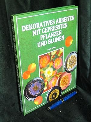 Seller image for Dekoratives Arbeiten mit gepressten Pflanzen und Blumen - for sale by Erlbachbuch Antiquariat