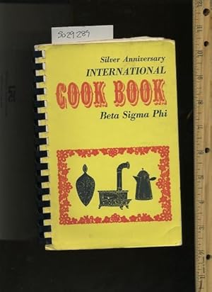 Bild des Verkufers fr Silver Anniversary International Cook Book Beta Sigma Phi [A Cookbook / Recipe Collection / Compilation of Fresh Ideas, Traditional / Regional Fare, Comprehensive Cooking Instructions + Techniques explained] zum Verkauf von GREAT PACIFIC BOOKS