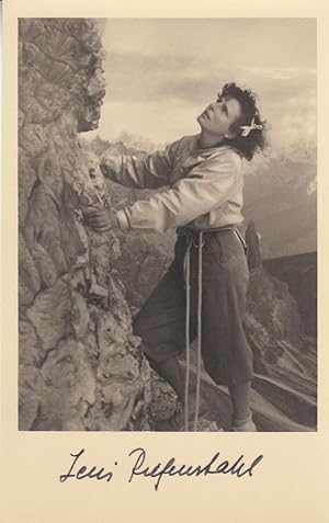 Fotopostkarte, Leni Riefenstahl beim Bergsteigen, mit handschriftlicher Signatur, ca. 1935