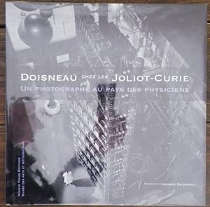 Bild des Verkufers fr Doisneau chez les Joliot-Curie - Un photographe au pays des scientifiques. zum Verkauf von Bouquinerie Aurore (SLAM-ILAB)
