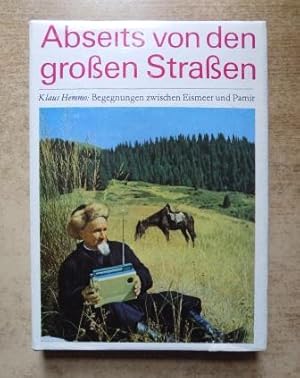 Imagen del vendedor de Abseits von den groen Straen - Begegnungen zwischen Eismeer und Pamir. a la venta por Antiquariat BcherParadies