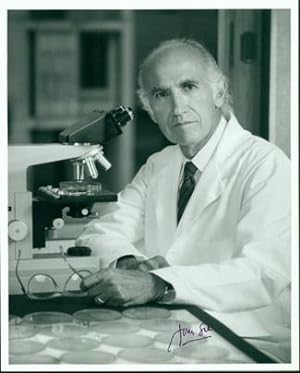 Bild des Verkufers fr Fine black & white 8 x 10 portrait of Salk at his microscope, signed zum Verkauf von Jeremy Norman's historyofscience