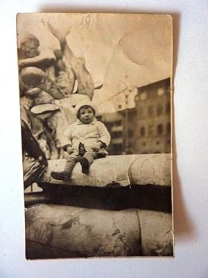 Fotografia "RITRATTO DI BAMBINA SU FONTANA - Firenze 26 Febbraio 1930"