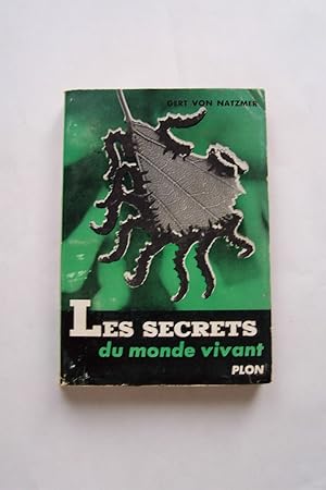 Seller image for LES SECRETS DU MONDE VIVANT for sale by KEMOLA