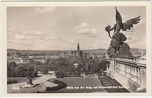 Blick von der Burg auf Parlament und Rathaus.