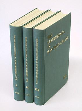 Bild des Verkufers fr Die Vertriebenen in Westdeutschland. Ihre Eingliederung und ihr Einfluss auf Gesellschaft, Wirtschaft, Politik und Geistesleben. Herausgegeben in Verbindung mit Max Hildebert Boehm, Karl Heinz Gehrmann, Alfred Karasek-Langer. 3 Bde. zum Verkauf von Antiquariat An der Rott Oswald Eigl