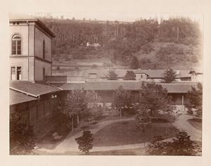 Bild des Verkufers fr Blick auf das Wirtschaftsgebude mit baumbestandenem Hof im Vordergrund. zum Verkauf von Antiquariat Martin Barbian & Grund GbR