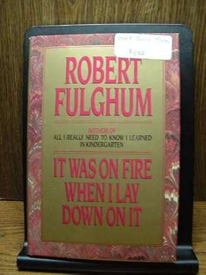 Imagen del vendedor de IT WAS ON FIRE WHEN I LAY DOWN ON IT a la venta por The Book Abyss