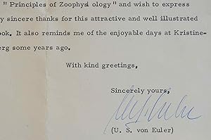Bild des Verkufers fr Le prix Nobel, Ulf von Euler, reoit les Principes de zoophysiologie. zum Verkauf von Traces Ecrites