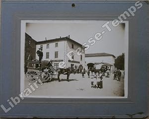 Imagen del vendedor de Photographie sans titre / Photographie du Relais HTEL MOREAU de Chambost-Longessaigne, 2 diligences  chevaux et 23 personnages. a la venta por Jean-Paul TIVILLIER