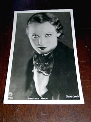 Carte Postale Photographie couleurs représentant Brigitte Helm avec un chat, actrice allemande