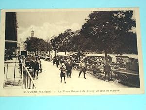 Bild des Verkufers fr Carte Postale Ancienne - SAINT QUENTIN (Aisne). La Place Gaspard de Bligny un jour de march. zum Verkauf von JOIE DE LIRE