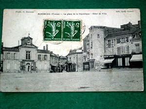 Bild des Verkufers fr Carte Postale Ancienne - MIREBEAU (Vienne). La Place de la Rpublique. Htel de ville. zum Verkauf von JOIE DE LIRE