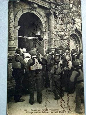 Image du vendeur pour Carte Postale Ancienne - 106-Pardon du Juch (Finistre). Passage sous les Reliques mis en vente par JOIE DE LIRE