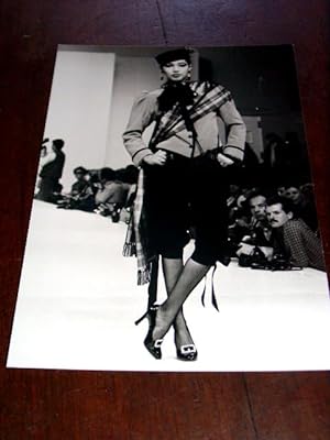 Très belle photographie de presse représentant une culotte à la Française en velours noir portée ...