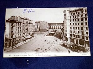 Image du vendeur pour Carte Postale Ancienne - LYON - Avenue Jules Ferry et Gare des Brotteaux. mis en vente par JOIE DE LIRE