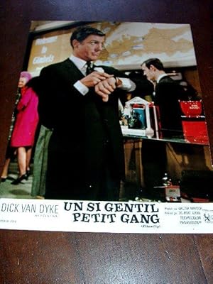 Seller image for UN SI GENTIL PETIT GANG. DICK VAN DYKE. Affiche d'exploitation. for sale by JOIE DE LIRE