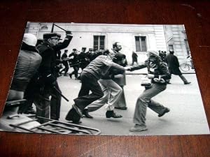 Très belle photographie de presse représentant une manifestation du personnel de la S.N.C.F en gr...