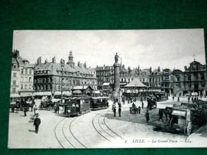 Bild des Verkufers fr Carte Postale Ancienne - 2 - LILLE - La Grand Place. Trs anime. zum Verkauf von JOIE DE LIRE