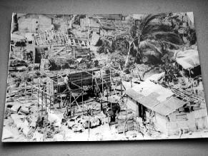 PHOTO-PRESSE AFP en noir et blanc. SAINT-DOMINGUE. Dans la cité de bidonville de Gualey, les resc...
