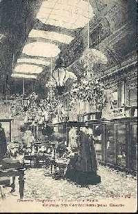 Bild des Verkufers fr Carte Postale Ancienne - Grands magasins du Louvre - Paris. Galerie des confections pour Dames. zum Verkauf von JOIE DE LIRE