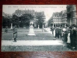 Bild des Verkufers fr Carte Postale Ancienne - 487 - Le charmeur d'oiseaux au jardin des Tuileries. zum Verkauf von JOIE DE LIRE