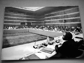 PHOTO-PRESSE AFP en noir et blanc. Paris. M. Ngarukiyintwali (1er plan), ministre rwandais des Af...