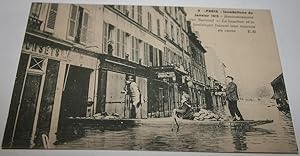 Bild des Verkufers fr Carte Postale Ancienne - 8-PARIS-Inondations de Janvier 1910-Ravitaillement rue Surcouf. Le Boucher et le boulanger faisant leur tourne en canot. zum Verkauf von JOIE DE LIRE