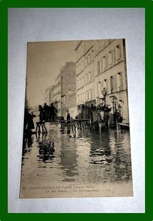 Image du vendeur pour Carte Postale Ancienne - 63. INONDATIONS de PARIS (Janvier 1910) - LA RUE ROUELLE - UN DEMENAGEMENT. mis en vente par JOIE DE LIRE