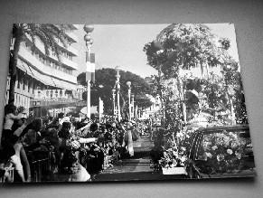 PHOTO-PRESSE AFP en noir et blanc. Bataille de fleurs pendant le Carnaval de Nice. 14/02/1979.