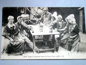 Image du vendeur pour Carte Postale Ancienne - 3039-Repas Normand dans la Cour d'une ferme. LL mis en vente par JOIE DE LIRE