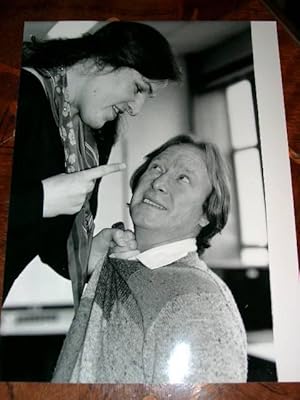 Seller image for PHOTO-PRESSE en noir Lgende au dos : Dennis Waterman looks up to Julie Walters. for sale by JOIE DE LIRE