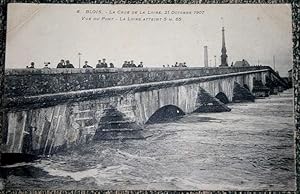 Bild des Verkufers fr Carte Postale ancienne BLOIS. La Crue de la Loire, 21 Octobre 1907. Vue du Pont. La Loire atteint 5M 65. zum Verkauf von JOIE DE LIRE