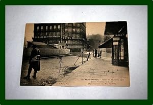 Image du vendeur pour Carte Postale Ancienne - Le XV arrondissement inond (Janvier 1910). La Place Saint-Charles. mis en vente par JOIE DE LIRE