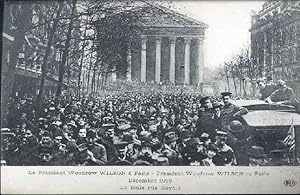 Bild des Verkufers fr Carte Postale Ancienne - Le Prsident Woodrow WILSON  Paris. Dcembre 1918. La foule Rue Royale. zum Verkauf von JOIE DE LIRE