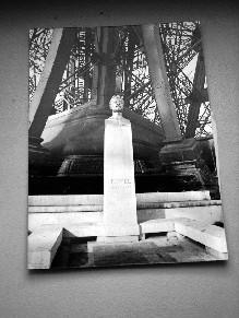 PHOTO-PRESSE AFP en noir et blanc. La Tour Eiffel fête son 90ème anniversaire. 06/03/1979.