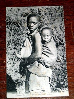 Image du vendeur pour Carte Postale Ancienne - MISSIONS DES PERES DU SAINT ESPRIT - GABON. Comment les mamans portent leurs bbs. mis en vente par JOIE DE LIRE