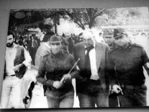 PHOTO-PRESSE AFP en noir et blanc. 22/09/1979. 4 hommes armés ont pénétré le 13/07/1979 dans l'Am...