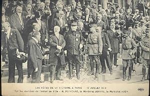 Bild des Verkufers fr Carte Postale Ancienne - LES FETES DE LA VICTOIRE A PARIS - 13 JUILLET 1919 - Sur les marches de l'htel de ville - M.POINCARE, le Marchal JOFFRE, la Marchal FOCH. zum Verkauf von JOIE DE LIRE