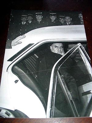Seller image for Trs belle photographie de presse - L'Ayatollah Khomeiny quittant sa rsidence de Neauphle le Chateau. Dpart pour l'Iran. for sale by JOIE DE LIRE