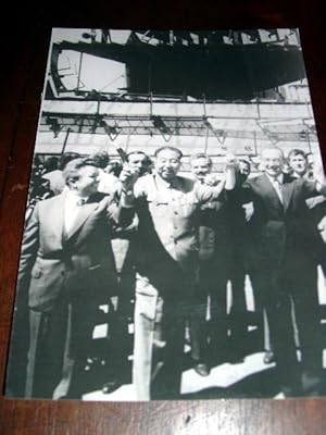 Imagen del vendedor de Trs belle photographie de presse reprsentant Le Prsident Chinois Hua Kuo Feng (centre) en compagnie du premier ministre roumain Manea Manescu (gauche) lors d'une visite de chantiers navals du port de Constantza, le 19/08/1978. a la venta por JOIE DE LIRE