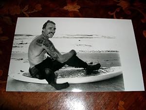 PHOTO-PRESSE en noir et blanc Légende au dos : The tatoo on Gary White'sright shoulder tells the ...