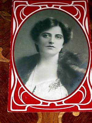 Bild des Verkufers fr Photographie Carte postale ancienne - Reprsentant un portrait de femme. zum Verkauf von JOIE DE LIRE