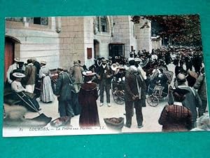 Bild des Verkufers fr Carte Postale Ancienne - 81 - LOURDES - La Prire aux Piscines. zum Verkauf von JOIE DE LIRE